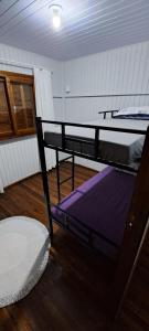 Habitación con 2 literas en una habitación en Venha para a Praia com sua família! en Passo de Torres