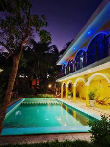 une villa avec une piscine la nuit dans l'établissement Saak Luúm Ruta Puuc, à Sacalum