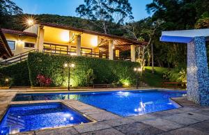 ein Swimmingpool vor einem Haus bei Nacht in der Unterkunft Casa coração serra Guaramiranga in Guaramiranga + 14 Fotos