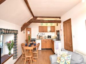 Stocksfield的住宿－3 bed in Hexham 32252，厨房以及带桌椅的起居室。