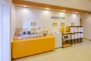 een supermarkt met een gele bar en een bar sidx sidx bij Miyazaki Mango Hotel in Miyazaki
