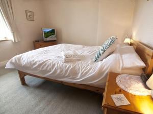 ウーラーにある2 bed property in Wooler Northumberland CN226のベッドルーム(大きな白いベッド1台、テーブル付)