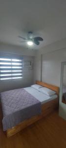 Schlafzimmer mit einem Bett und einem Deckenventilator in der Unterkunft 1608 Three Bedrooms With 1 free parking, swimming pool WiFi and Netflix at Northpoint Camella Condominium Bajada Davao City in Davao City