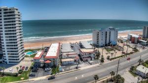 una vista aerea di una città e della spiaggia di La Bella Oceanfront Inn - Daytona a Daytona Beach