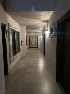 a hallway with a long hallway with a tile floor at Hotel Boutique Sacramento in Bernal