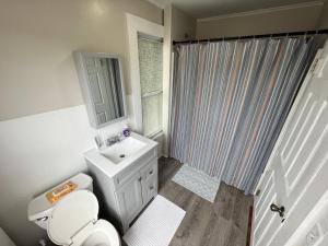 Ένα μπάνιο στο Large Duplex in Town Center +28 φωτογραφίες