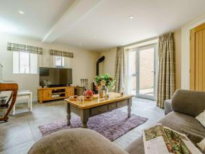 2 Bed in Thirsk 48116 في Carthorpe: غرفة معيشة مع طاولة قهوة وتلفزيون