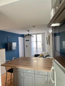 cocina con encimera de madera en una habitación en Centre de Collioure Appartement tout confort 2-4 pers avec climatisation et wifi classé 2 étoiles, en Collioure