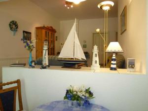 ケルピンセにある03_Blau_Weiss 1の棚上のおもちゃ帆船付テーブル
