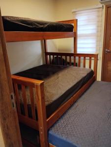 a couple of bunk beds in a room at Flat charmoso na praia de Juquehy in São Sebastião