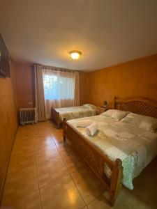 1 dormitorio con 2 camas y ventana en Hotel San Juan, en Coquimbo