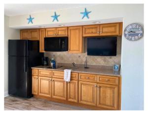 eine Küche mit Holzschränken und blauen Sternen an der Wand in der Unterkunft Ocean Front at Beach Cove in Myrtle Beach