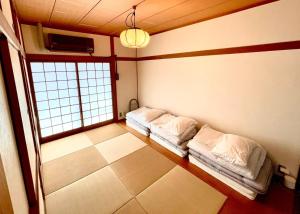 Seaside Villa SASAO - Vacation STAY 33407v في Sanuki: غرفة بسريرين في زاوية غرفة