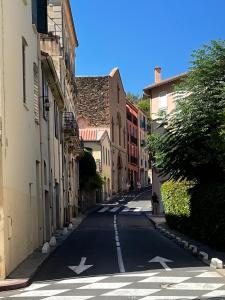 una calle vacía con estrellas en la carretera en Centre de Collioure Appartement tout confort 2-4 pers avec climatisation et wifi classé 2 étoiles, en Collioure