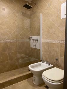 une salle de bain avec toilettes et douche dans l'établissement Departamento -Ambrosio- a 100mts de Plaza España, Pleno Nueva Cordoba, para 4 personas, By Apartcba, à Córdoba