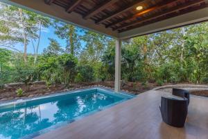 ein Bild eines Schwimmbads in einem Haus in der Unterkunft El Jardin Lodge & Spa in Puerto Misahuallí