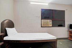 Cama ou camas em um quarto em OYO Flagship Hotel Home Stay