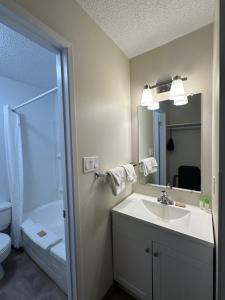 y baño con lavabo y ducha. en Anavada Inn & Suites - Grande Prairie, en Grande Prairie