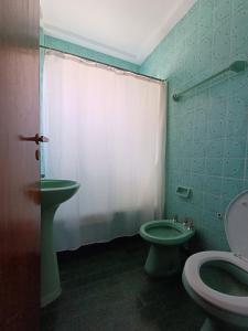 baño verde con aseo y lavamanos en 2 Ambientes Zona shopping Los Gallegos en Mar del Plata