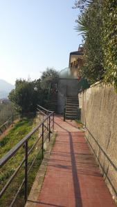 LeiviにあるTigullio Vacationsの列車が歩道の横の丘を下りている