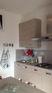cocina con fregadero y fogones horno superior en Tigullio Vacations, en Leivi