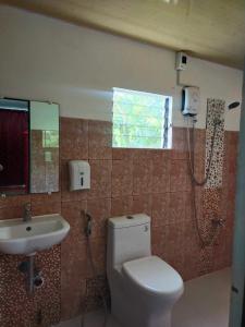 Koupelna v ubytování DESTINY'S PLACE HOTEL - STAY COOL THIS SUMMER! COLD ROOMS!! CHEAPEST RATE! NEAR ROBINSONs XENTRO MALL!!