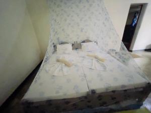 Postel nebo postele na pokoji v ubytování Weeragiri home stay
