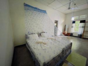 Postel nebo postele na pokoji v ubytování Weeragiri home stay