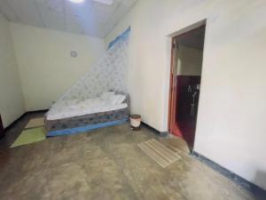 Postel nebo postele na pokoji v ubytování Weeragiri home stay