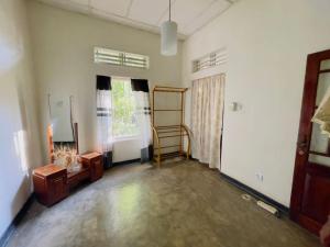 Postel nebo postele na pokoji v ubytování Weeragiri home stay