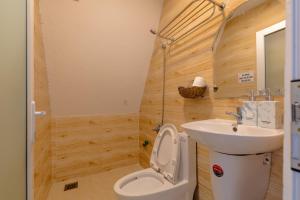 a bathroom with a toilet and a sink at Perfect Homestay in Xuan An