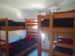 - 2 lits superposés dans une petite chambre avec des lits superposés dans l'établissement Cabañas Marina Zen, à Algarrobo