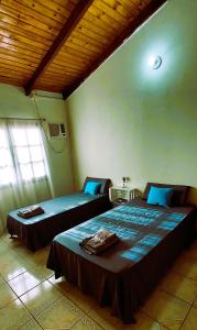 1 dormitorio con 2 camas en una habitación en Casa Yvy Pytã en Puerto Iguazú