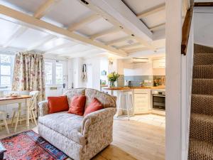 a living room with a couch and a kitchen at 1 Bed in Presteigne 53667 in Presteigne