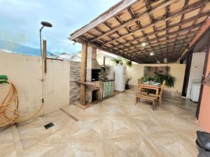 patio al aire libre con cocina y mesa en Casa para temporada em Ilhabela, en Ilhabela