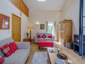 una sala de estar con un sofá y una mesa en 1 Bed in Carlisle 85163, en Carlisle