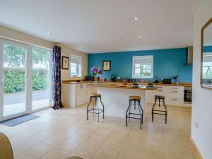 una cocina con 2 taburetes y una barra en 1 Bed in Carlisle 85163, en Carlisle