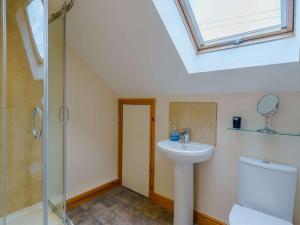 baño con lavabo, aseo y tragaluz en 1 Bed in Carlisle 85163, en Carlisle 7 fotos más