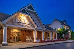 un restaurante con un cartel en el lateral de un edificio en Residence Inn Boston Andover, en Andover