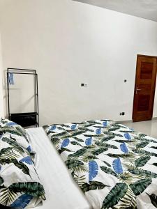 Uma cama ou camas num quarto em Private Room In Cotonou Guest House