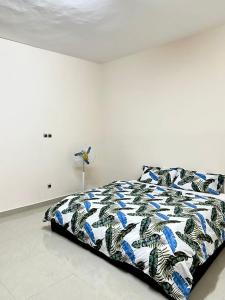 Uma cama ou camas num quarto em Private Room In Cotonou Guest House