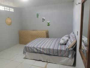een slaapkamer met een bed in een kamer bij Casa na praia Lucena para alugar por temporada in Lucena