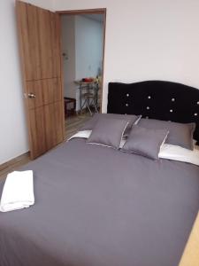Postel nebo postele na pokoji v ubytování VERDUN ROOMS