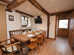 a dining room with a wooden table and chairs at 4 Bed in Bewdley OSHIP in Highley