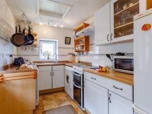 Una cocina o cocineta en 2 Bed in Lochinver 32364
