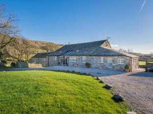 a stone house with a grassy yard in front of it at 3 Bed in Casterton SZ190 in Casterton