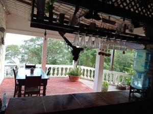 patio ze stołem i krzesłami na ganku w obiekcie Casa Via Gutierrez w mieście San José