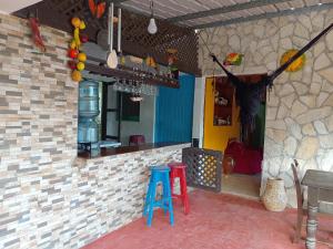 eine Bar mit zwei roten und blauen Hockern in einem Zimmer in der Unterkunft Casa Via Gutierrez in San José
