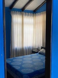 מיטה או מיטות בחדר ב-CABAÑA EN MONIQUIRA CON PISCINA