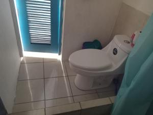 uma casa de banho com um WC branco e uma janela em Casa Via Gutierrez em San José